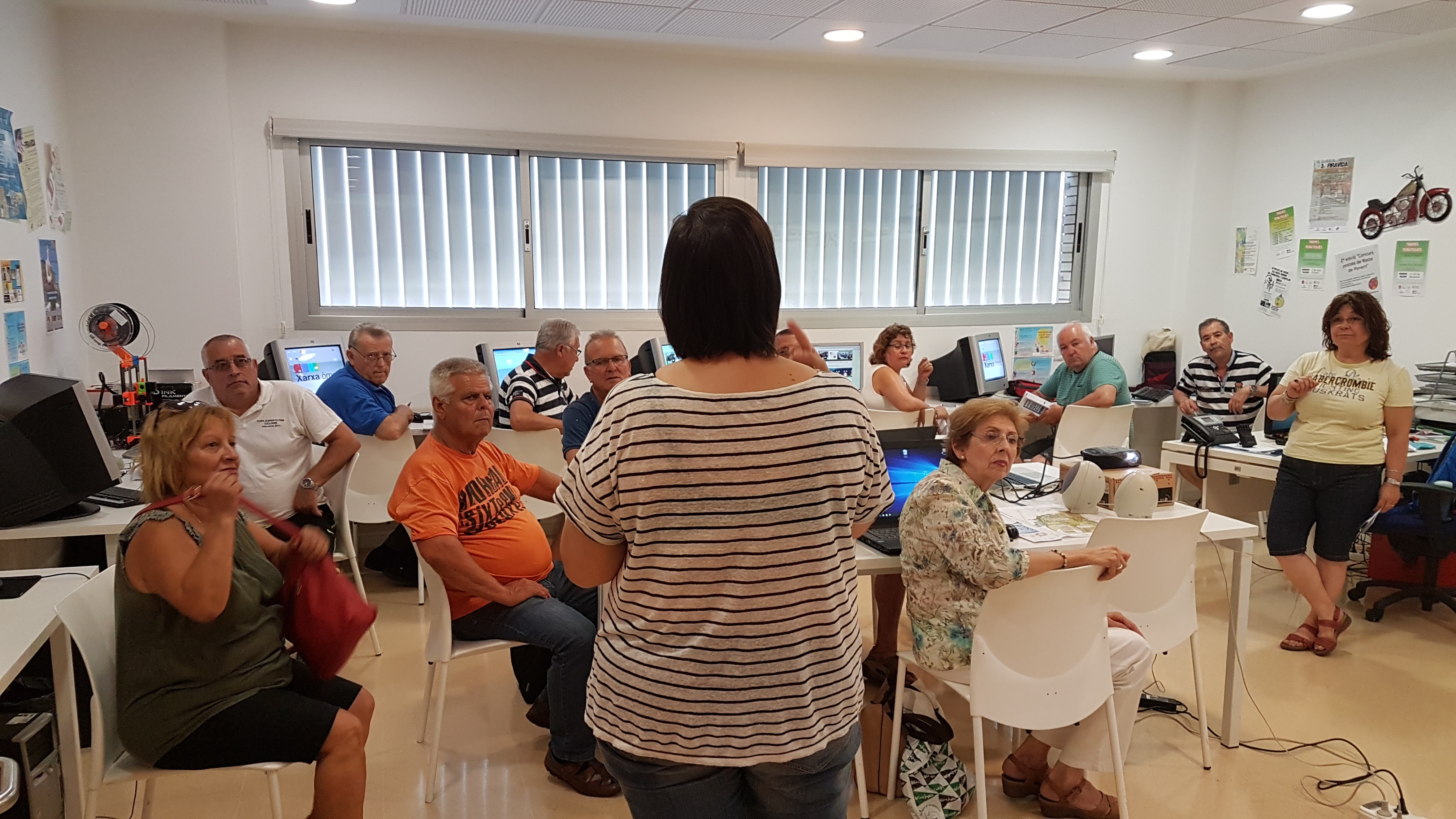 Usuaris i usuaris esl Punt Òmnia Campclar rebent informacio de "la meva carpeta de salut"