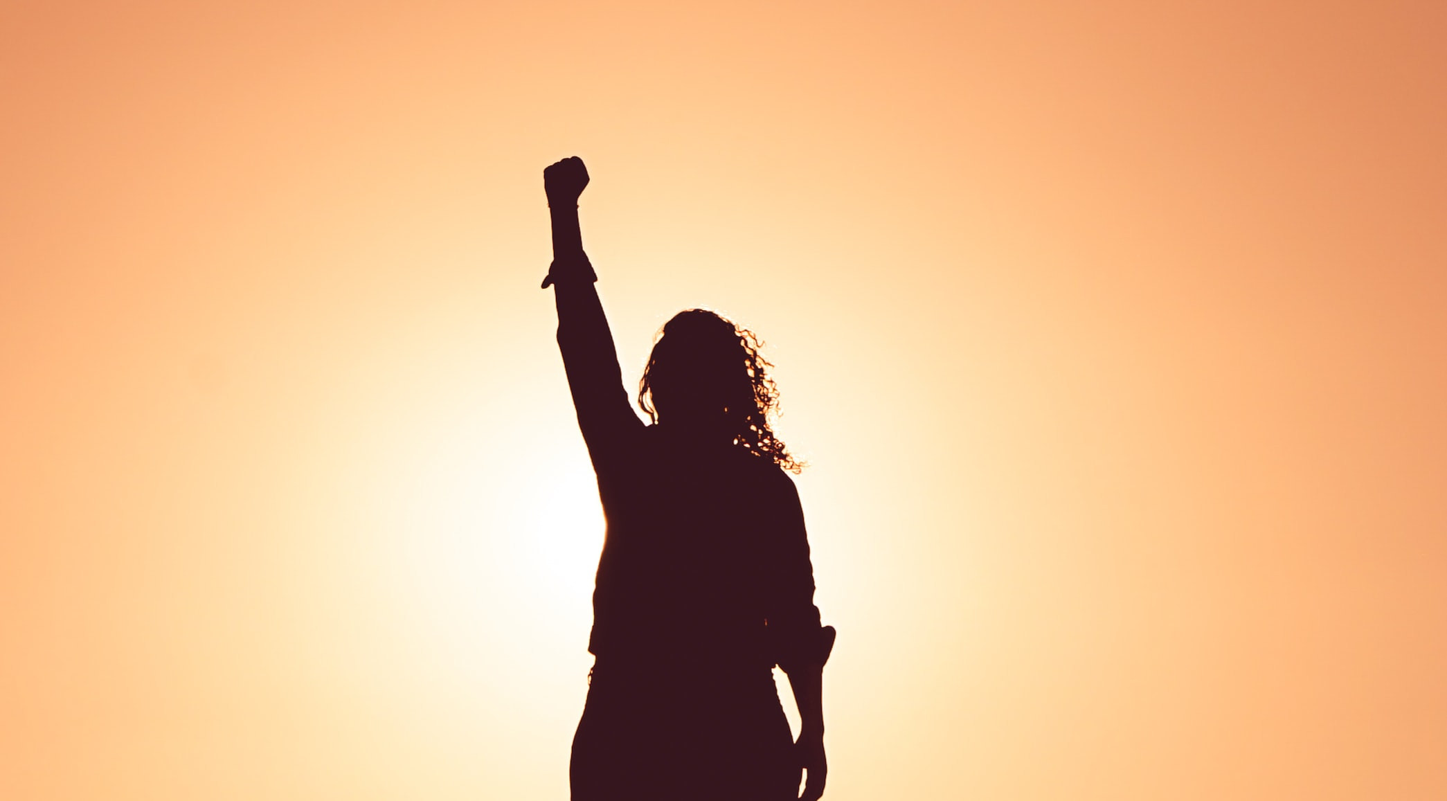 Una dona aixecant el puny per la lluita feminista