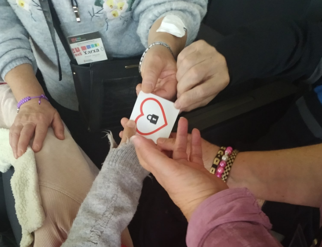 Mans agafant una carta amb un cor dibuixat