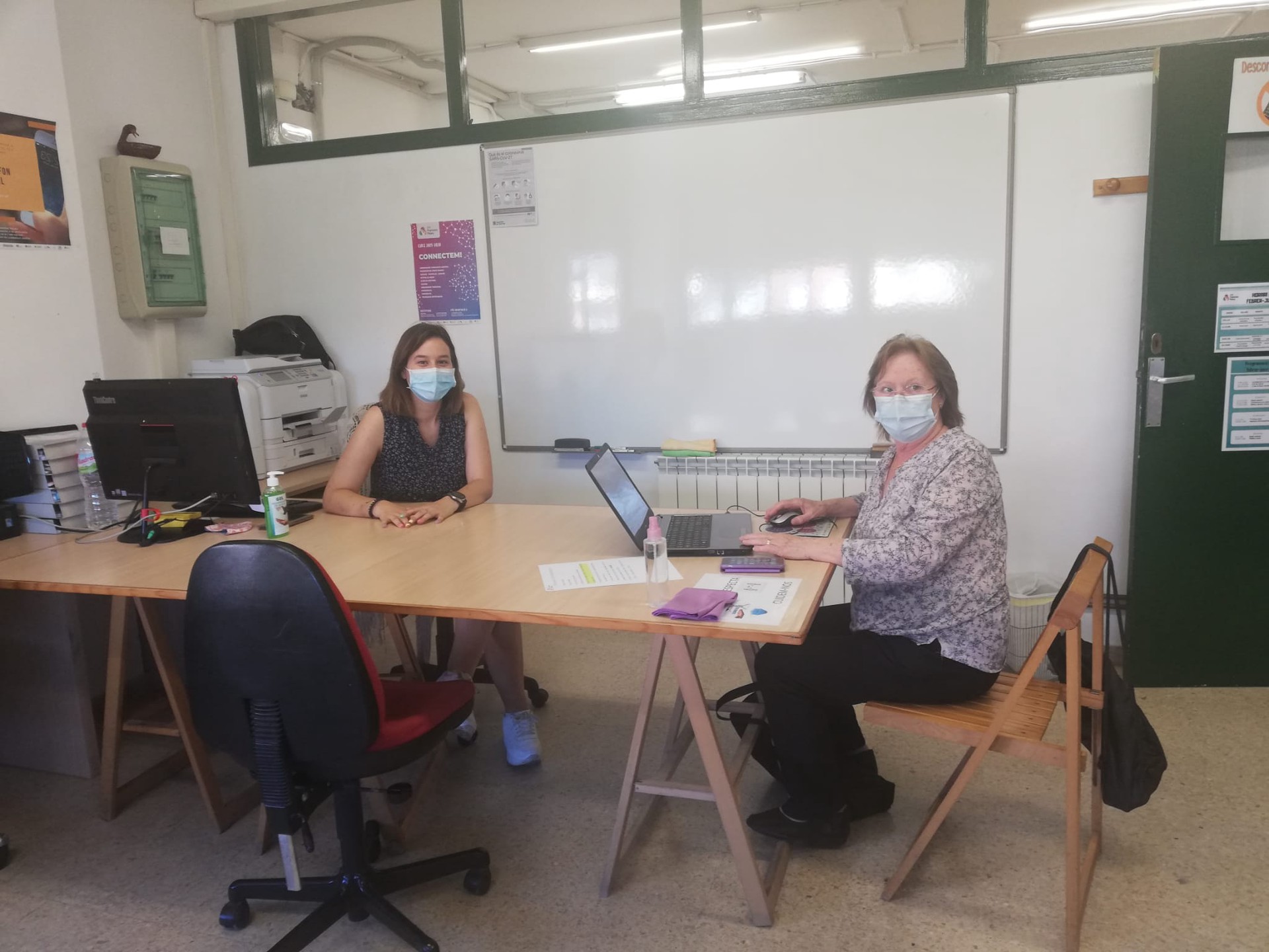 Una participant i la dinamitzadora del Punt Òmnia Centre de Promoció Social Francesc Palau