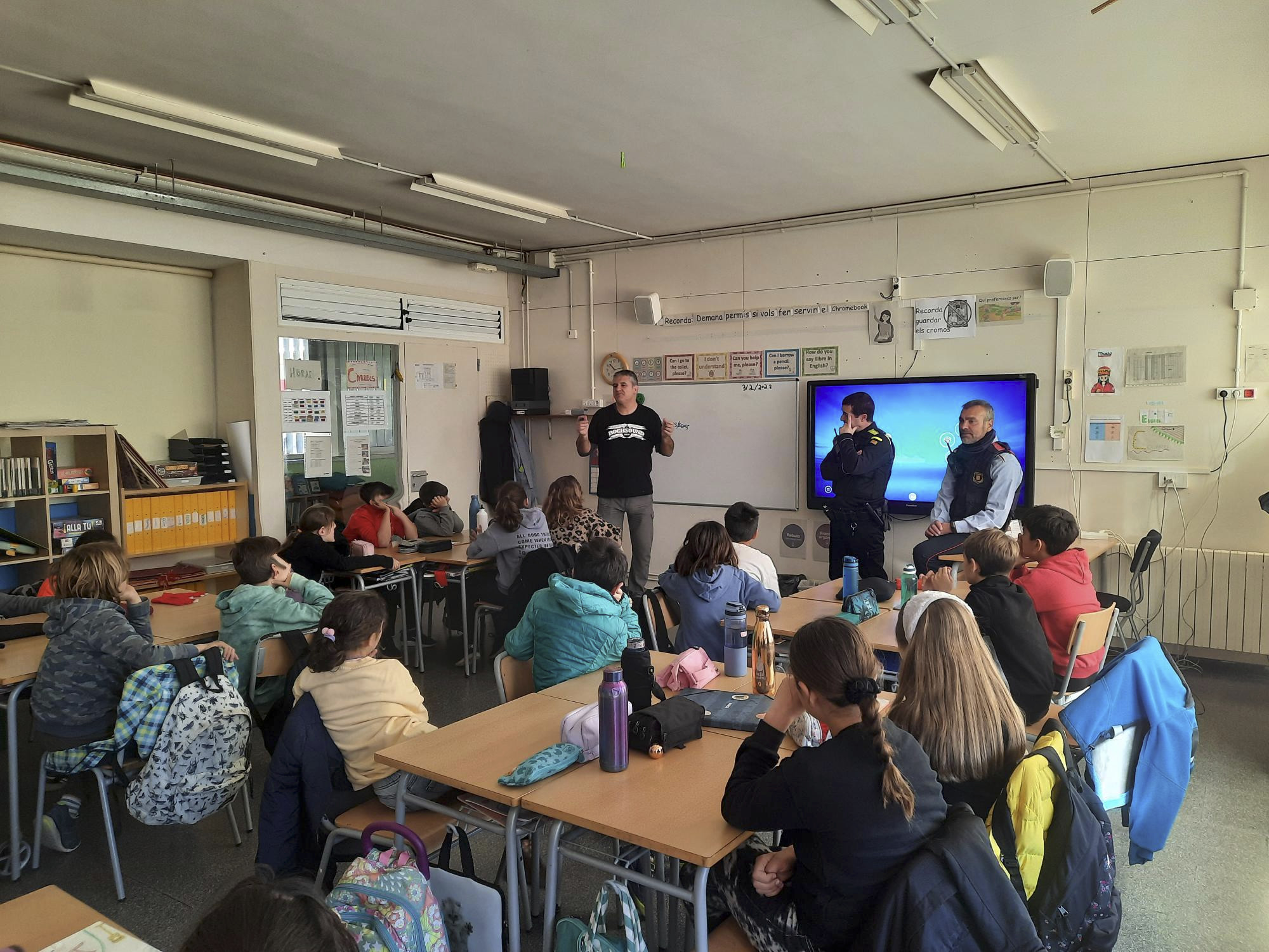 Alumnes de 5è i 6è de primària i 1r d’ESO escolten atentament una xerrada sobre internet segura amb el Punt Òmnia de Santa Coloma de Cervelló, Mossos d’Esquadra i Policia Local.