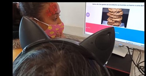 Grup de nenes jugant al Kahoot el dia de les dones i la ciència