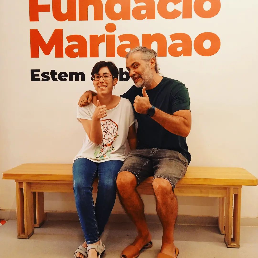 Fotografia del dinamitzador Marc Rodas, amb una de les participant del punt Òmnia Marianao.