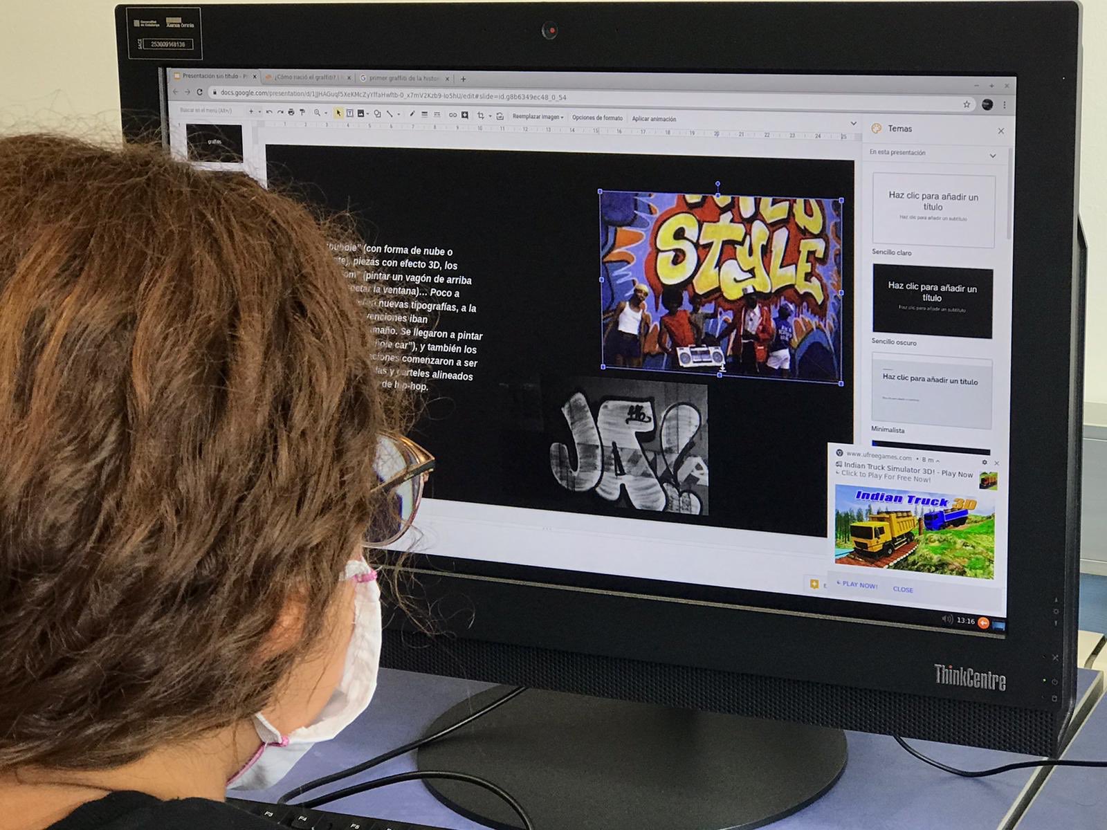 Una noia amb mascareta mirant la pantalla del Punt Òmnia PES La Mina