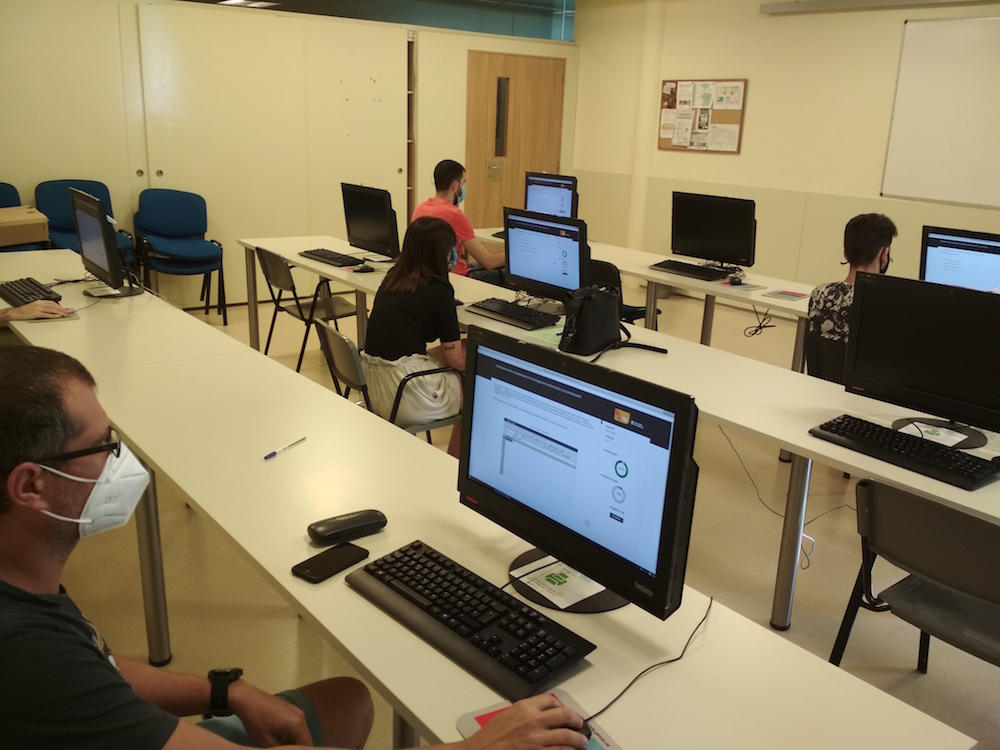 Quatre persones fent l'examen ACTIC al Punt Òmnia de Santa Coloma de Cervelló, en escenari post-Covid