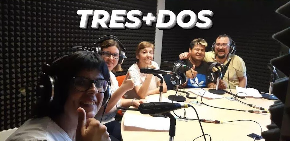 Fotografia de 5 persones participants del programa de pòdcast TRES+DOS a l'estudi de gravació