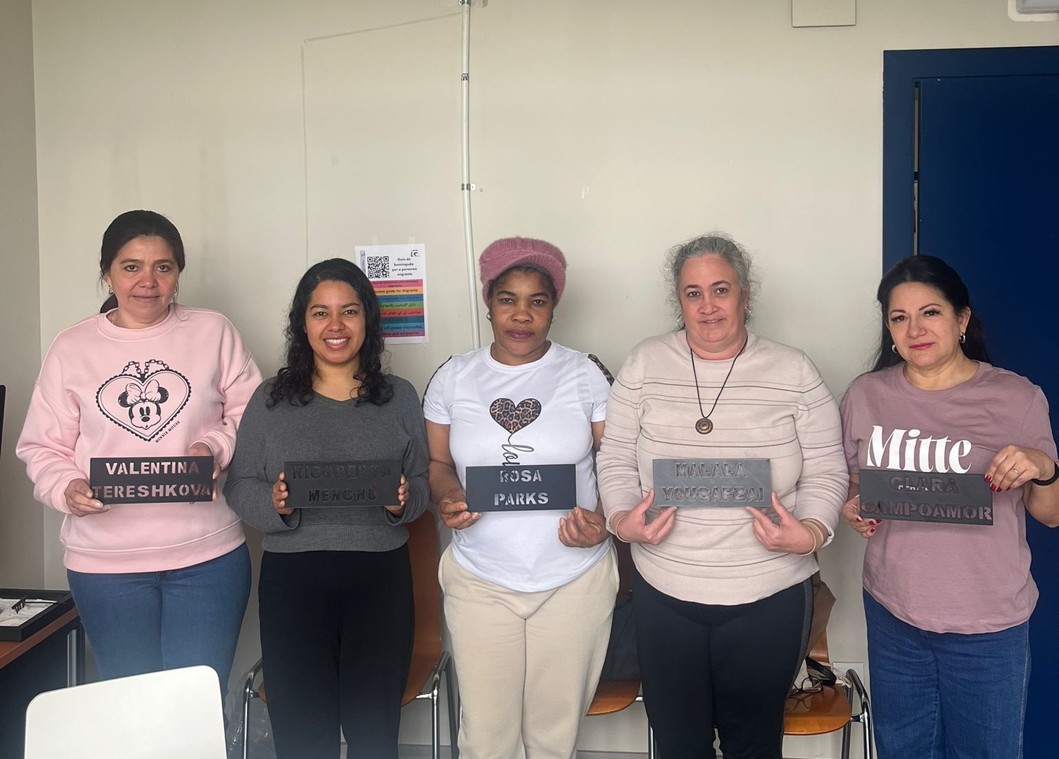 Fotografia de 5 dones participants del Punt Òmnia de Santa Coloma de Gramenet. Cadascuna té a les mans una placa amb el nom d'una dona referent. 