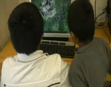 Dos nens utilitzen l'ordinador a l'Òmnia Eth Haro