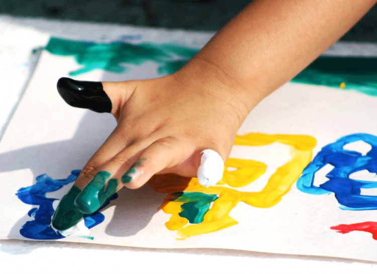 mà de nen pintant amb els dits