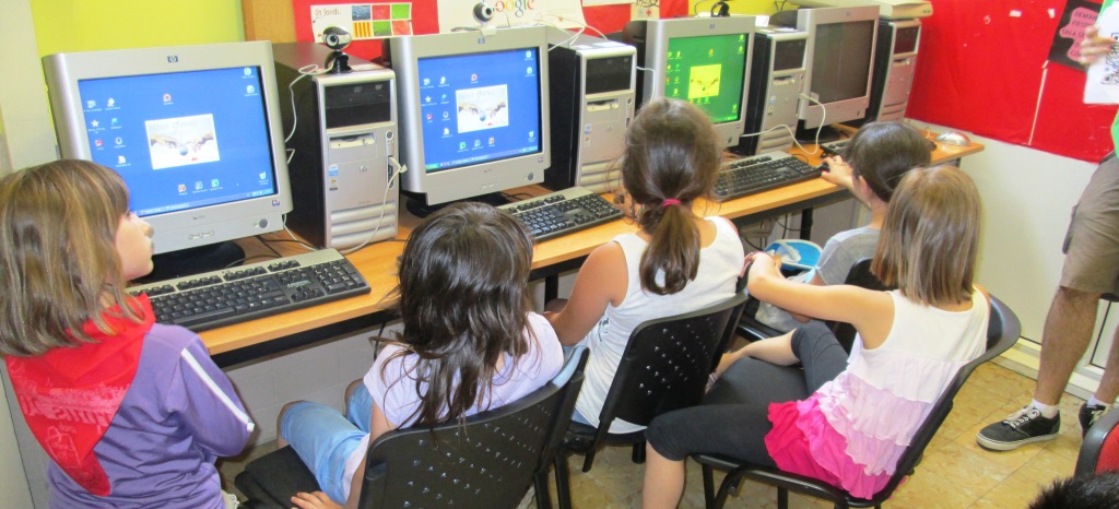 nens i nenes davant dels ordinadors
