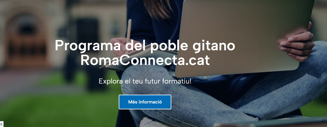 Captura de pantalla de la plataforma en línia RomaConnecta. A la fotografia apareix una noia asseguda amb un portàtil a sobre. Sobreimprès, es pot llegir la frase "Programa del poble gitano RomaConnecat.cat. Explora el teu futur formatiu!"