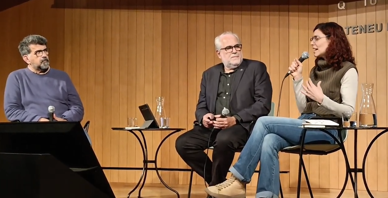 Imatge del vídeo de la taula rodona “Convivim amb l’algoritme, el futur comença aquí”. Apareixen els 3 ponents de la taula, 2 homes i una dona.