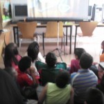 Infants veien videos de Sant Jordi