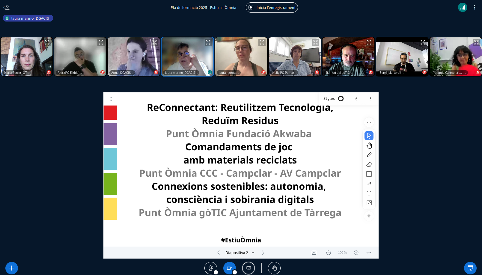 Captura d’una videotrucada amb participants de la sessió 3 de l’Estiu a l’Òmnia 2025, amb una diapositiva que presenta tres projectes sobre sostenibilitat digital dels punts Òmnia Akwaba, Campclar i gòTIC Tàrrega.