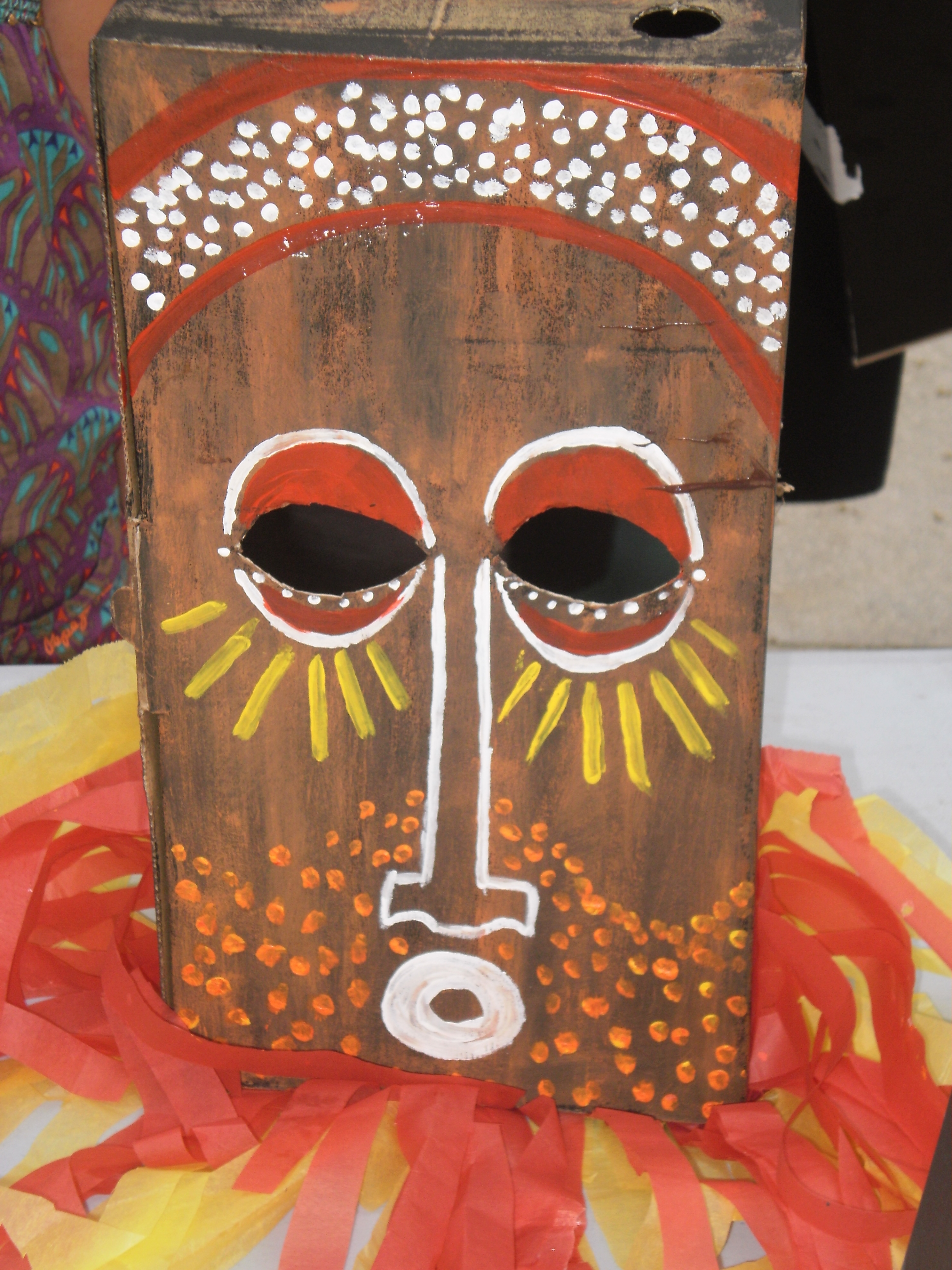imatge del taller de màscares africanes, amb una màscara de fusta