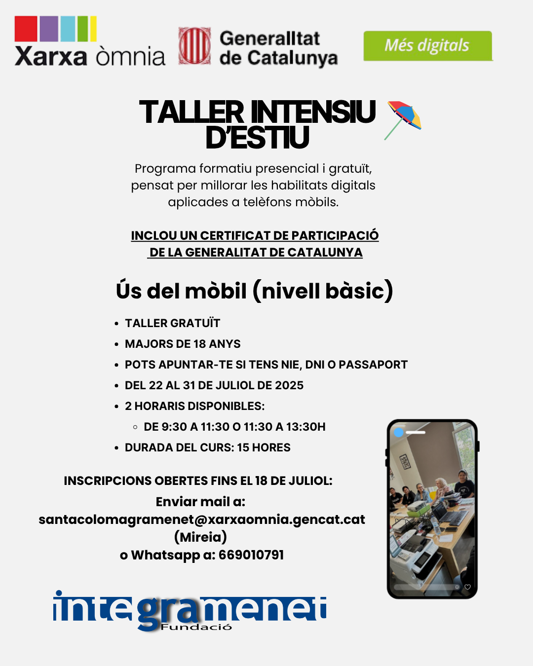 El Punt Òmnia Santa Coloma s’afegeix amb Més Digitals: taller intensiu per millorar l’ús del mòbil Cartell informatiu del Taller Intensiu d’Estiu del Punt Òmnia Santa Coloma de Gramenet. Inclou logotips de la Xarxa Òmnia, Generalitat de Catalunya i Fundació Integramenet. S’anuncia un taller gratuït d’ús bàsic del mòbil, adreçat a majors de 18 anys, del 22 al 31 de juliol de 2025, amb dues franges horàries. S’informa que es lliura un certificat oficial de la Generalitat i es mostra una fotografia d’un grup de participants en una aula amb ordinadors.