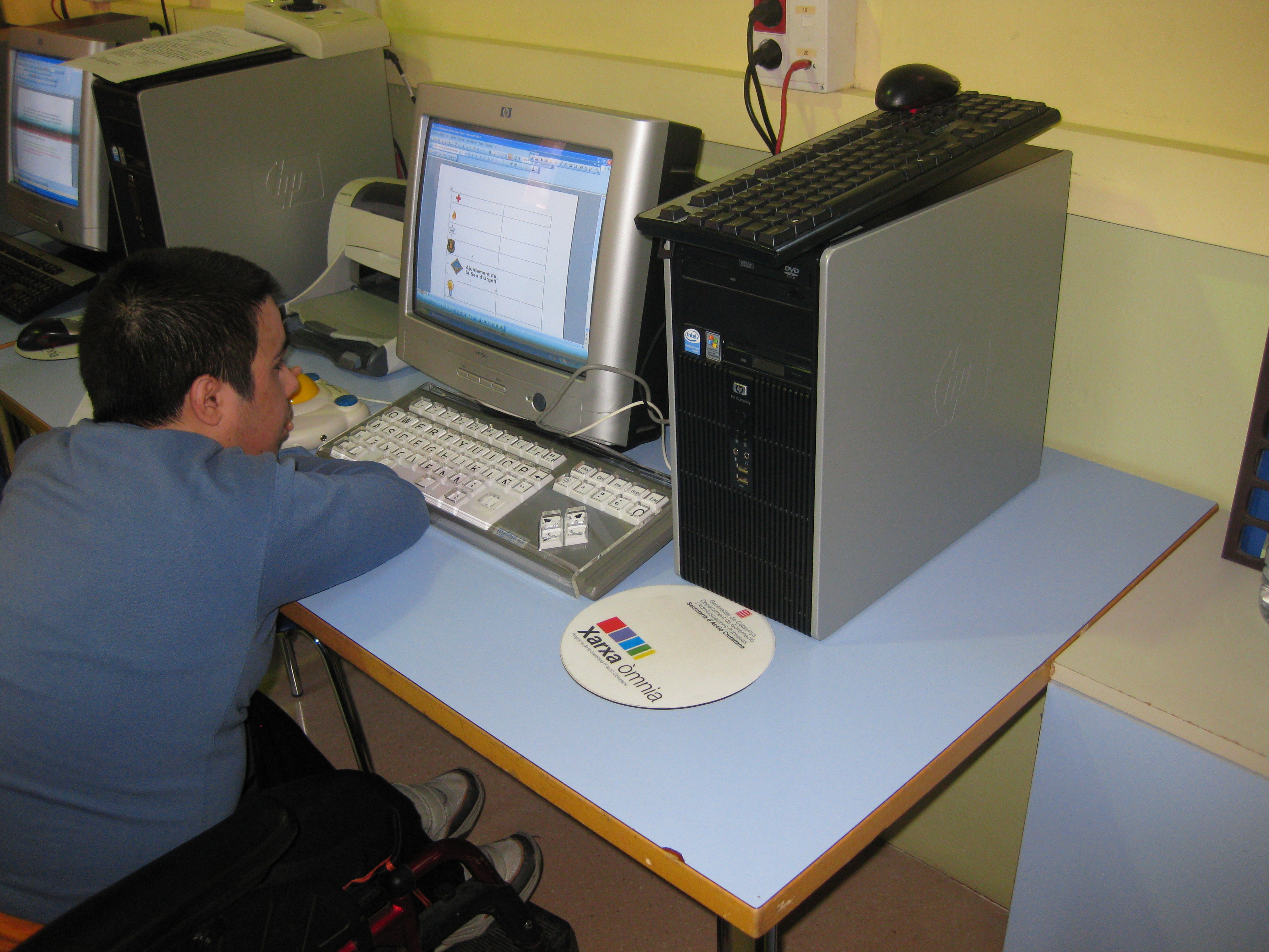 Participant amb discapacitat utilitzant un ordinador del punt