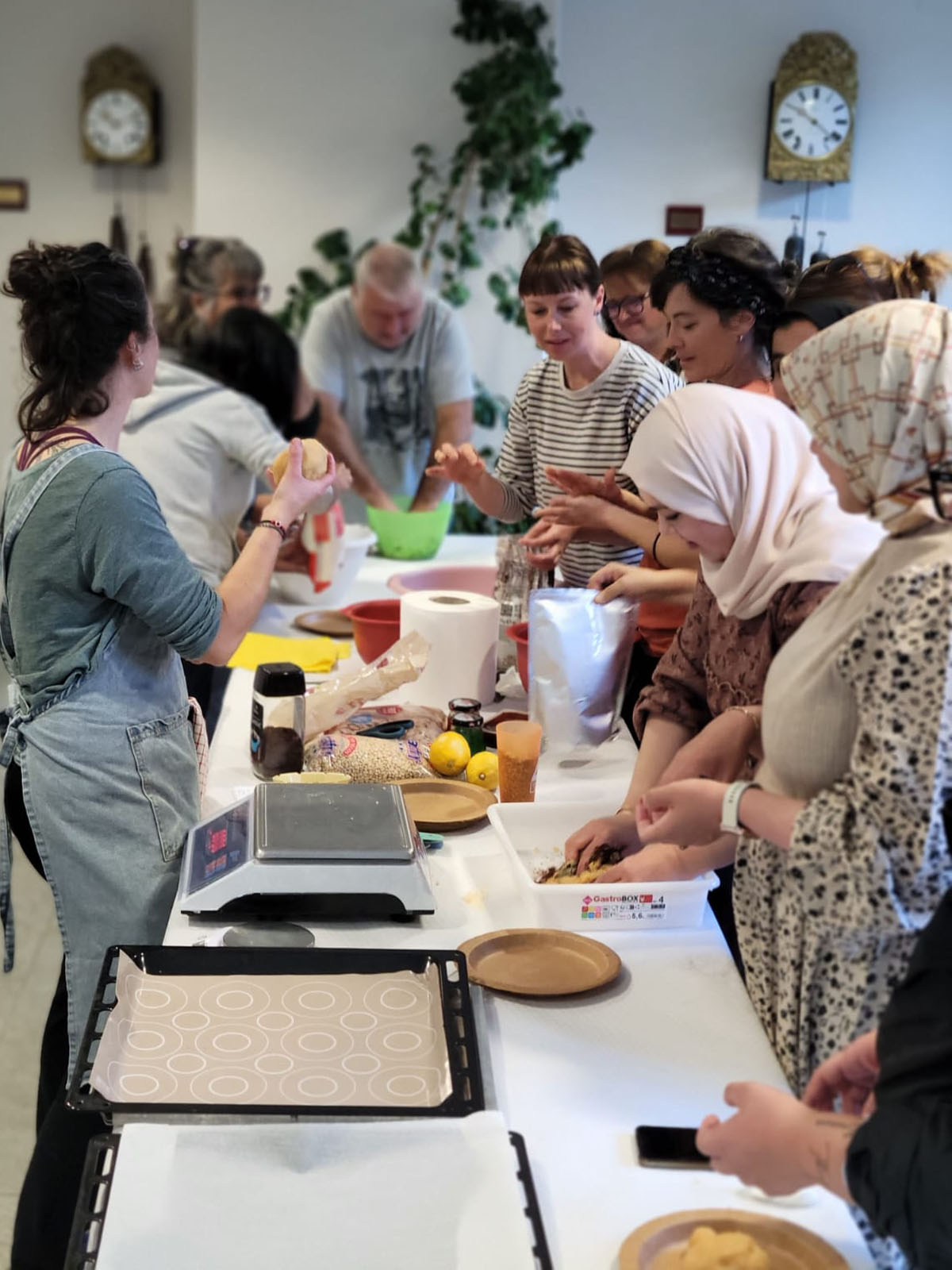 Un grup de persones diverses preparen panellets al Punt Òmnia Itinerant del Pallars Sobirà.