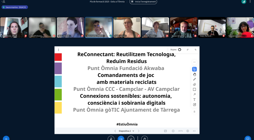 Captura d’una videotrucada amb participants de la sessió 3 de l’Estiu a l’Òmnia 2025, amb una diapositiva que presenta tres projectes sobre sostenibilitat digital dels punts Òmnia Akwaba, Campclar i gòTIC Tàrrega.