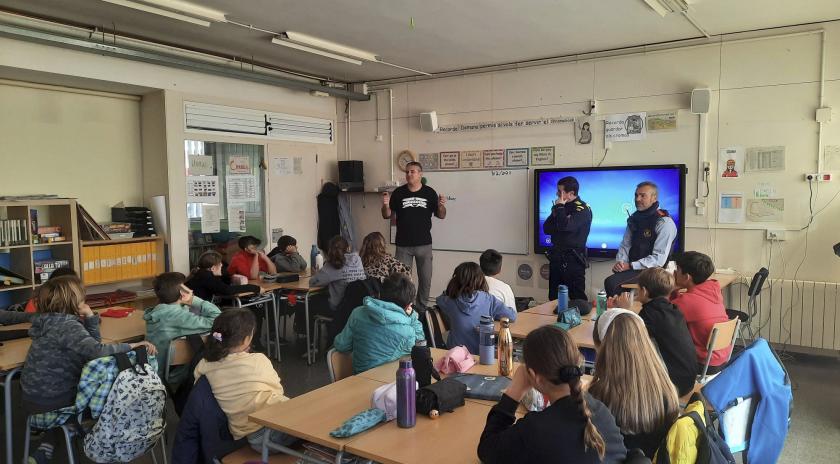Alumnes de 5è i 6è de primària i 1r d’ESO escolten atentament una xerrada sobre internet segura amb el Punt Òmnia de Santa Coloma de Cervelló, Mossos d’Esquadra i Policia Local.