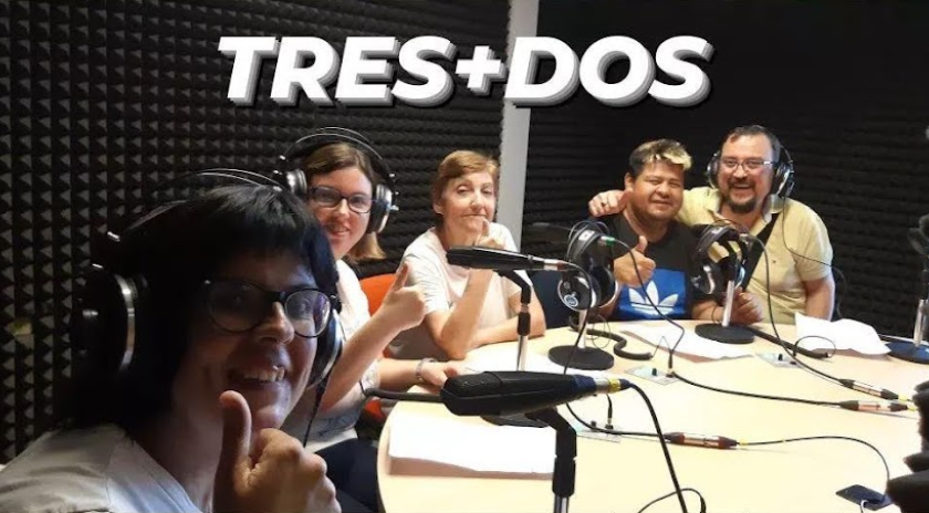 Fotografia de 5 persones participants del programa de pòdcast TRES+DOS a l'estudi de gravació