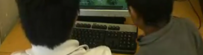 Dos nens utilitzen l'ordinador a l'Òmnia Eth Haro