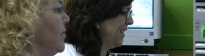 Captura del vídeo, dues dones amb l'ordinador