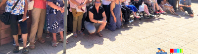 Imatge de l'acte de lliurament de persones participant del punt Òmnia. Apareix un grup nombrós de persones a unes escales amb el logo d'Òmnia de fons. 