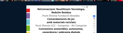 Captura d’una videotrucada amb participants de la sessió 3 de l’Estiu a l’Òmnia 2025, amb una diapositiva que presenta tres projectes sobre sostenibilitat digital dels punts Òmnia Akwaba, Campclar i gòTIC Tàrrega.
