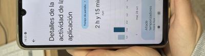 Imatge d'un mòbil que mostra el temps d'activitat diari d'una aplicació. S'assenyala que s'han dedicat 2h15m en un mateix dia.