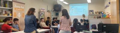 L'SMO donant una xerrada informativa a joves del barri