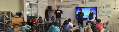 Alumnes de 5è i 6è de primària i 1r d’ESO escolten atentament una xerrada sobre internet segura amb el Punt Òmnia de Santa Coloma de Cervelló, Mossos d’Esquadra i Policia Local.