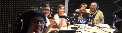 Fotografia de 5 persones participants del programa de pòdcast TRES+DOS a l'estudi de gravació