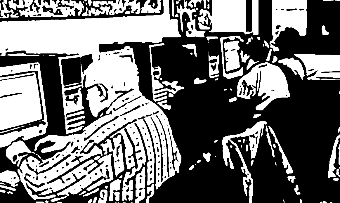 Imatge de persones utilitzant l'ordinador al punt Òmnia d'Akwaba